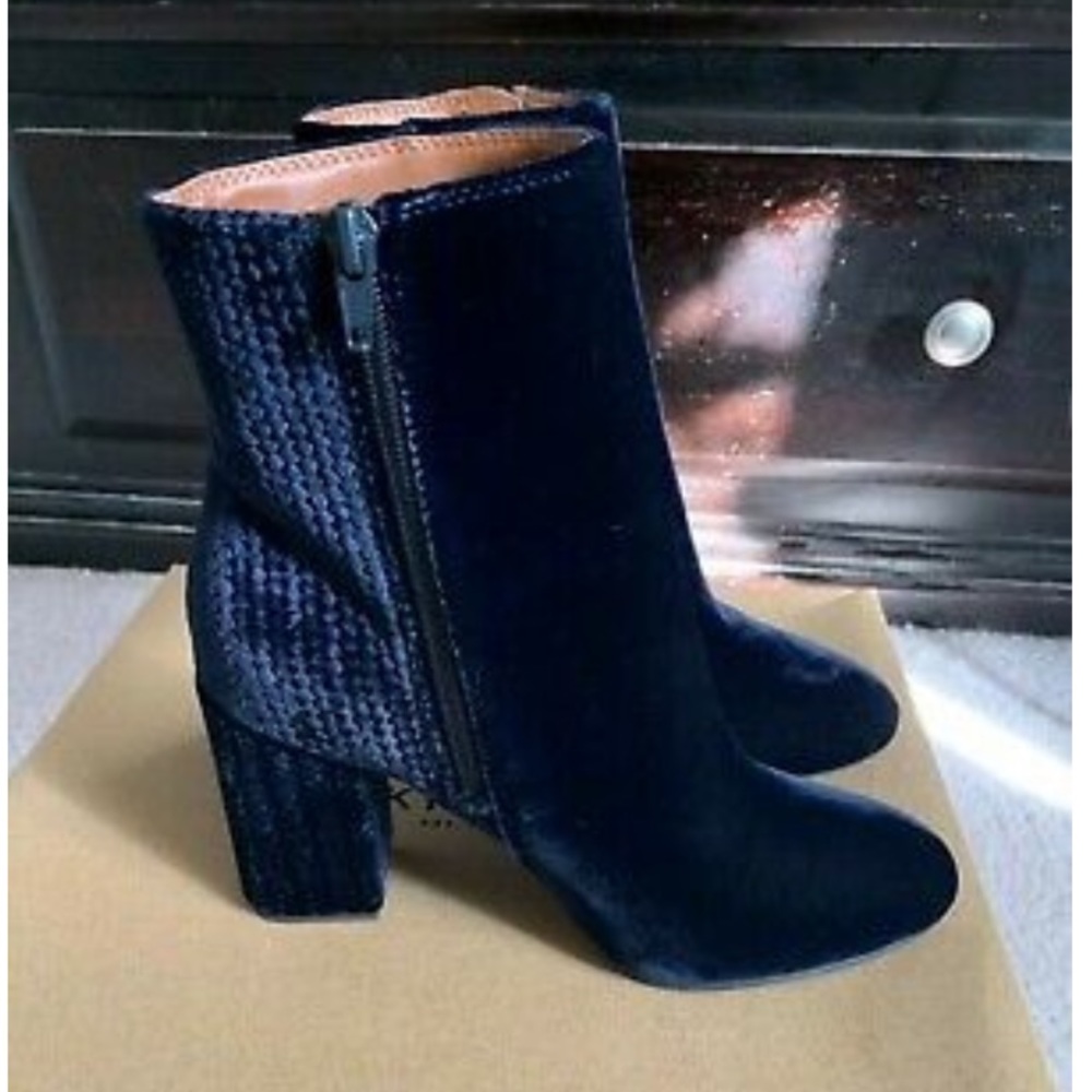 Lucky Brand Block Heel Bootie in Blue Velvet Sz9
